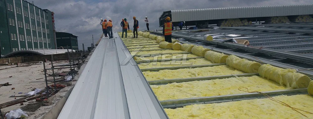 Bước 1 – Thi Công Trải Lớp Cách Nhiệt (Túi Khí / Bông Thủy Tinh Glasswool)